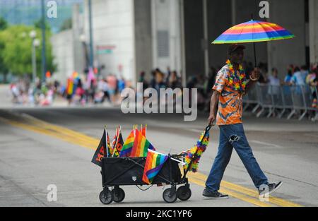 Les participants et les spectateurs sont descendus dans la rue pour honorer les droits du LGBTQ lors de la parade de la fierté gay 2019, samedi, 22 juin 2019, à Cincinnati, Ohio, États-Unis. L'édition 2020 de la parade de la fierté a été annulée en raison de la pandémie du coronavirus. (Photo de Jason Whitman/NurPhoto) Banque D'Images