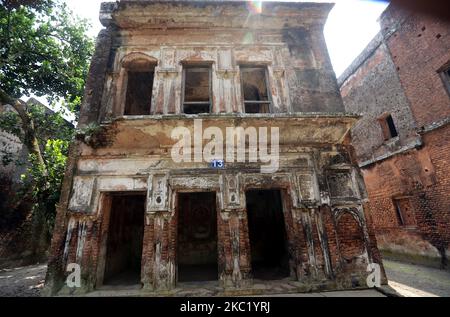 Vue sur l'ancien bâtiment de la ville de Panam, Bangladesh, sur 16 octobre 2020. Panam Nagar, c'était la ville historique la plus attrayante du Bangladesh. Les visiteurs se délassent de l'agitation de la vie urbaine animée, mais ils aiment marcher dans la voie de la ville antique ornée de bâtiments en briques rouges délabrés, vandalisés et illégalement occupés à Panam Nagar.Panam Nagar, se trouve à 30 kilomètres au sud-est de la capitale Dhaka, à Sonargaon. Les riches commerçants hindous ont posé la base de Panam Nagar, est debout sur les deux côtés d'une route qui s'étend de l'est au sud et mesure 600 Banque D'Images