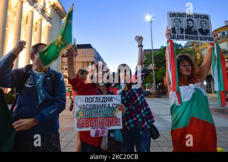 Un petit groupe de manifestants participe au 100th jour de la manifestation antigouvernementale devant l'hôtel de ville de Burgas. Les Bulgares manifestent à Sofia et dans tout le pays pendant 100 soirées consécutives, demandant la démission du Premier Ministre Boyko Borissov et du Procureur général Ivan Geshev. Vendredi, 16 octobre 2020, à Burgas, Bulgarie. (Photo par Artur Widak/NurPhoto) Banque D'Images