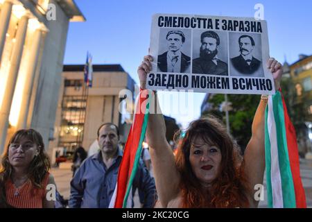 Un petit groupe de manifestants participe au 100th jour de la manifestation antigouvernementale devant l'hôtel de ville de Burgas. Les Bulgares manifestent à Sofia et dans tout le pays pendant 100 soirées consécutives, demandant la démission du Premier Ministre Boyko Borissov et du Procureur général Ivan Geshev. Vendredi, 16 octobre 2020, à Burgas, Bulgarie. (Photo par Artur Widak/NurPhoto) Banque D'Images