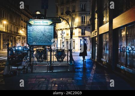 Les derniers Parisiens à l'extérieur reviennent chez eux comme le couvre-feu introduit à Paris pour faire face à la résurgence de l'épidémie du coronavirus COVID-19 à Paris par le gouvernement français est effective depuis ce samedi, 17 octobre, 2020 minuit pour chaque jour de 9 h à 6 h pendant au moins un mois. Après une soirée de fête, les rues de Paris ont été vidées de ses habitants pour faire place au vide. (Photo de Samuel Boivin/NurPhoto) Banque D'Images