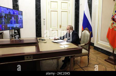 Moscou, Russie. 04th novembre 2022. Le président russe Vladimir Poutine préside jeudi une réunion du Conseil de sécurité via une liaison vidéo à la résidence d'état de Novo-Ogaryovo, à l'extérieur de Moscou, sur 3 novembre 2022.photo du Kremlin Pool/ Credit: UPI/Alamy Live News Banque D'Images