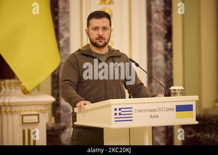 Kiev, Ukraine. 03rd novembre 2022. Volodymyr Zelenskyy, président de l'Ukraine, parle jeudi lors d'une réunion conjointe avec le président grec Katerina Sakellaropoulou avec des représentants des médias, Kiev, capitale de l'Ukraine, sur 3 novembre 2022.photo du Bureau du président ukrainien Services de presse/ crédit: UPI/Alay Live News Banque D'Images