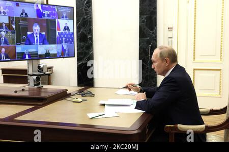 Moscou, Russie. 04th novembre 2022. Le président russe Vladimir Poutine préside jeudi une réunion du Conseil de sécurité via une liaison vidéo à la résidence d'état de Novo-Ogaryovo, à l'extérieur de Moscou, sur 3 novembre 2022.photo du Kremlin Pool/ Credit: UPI/Alamy Live News Banque D'Images