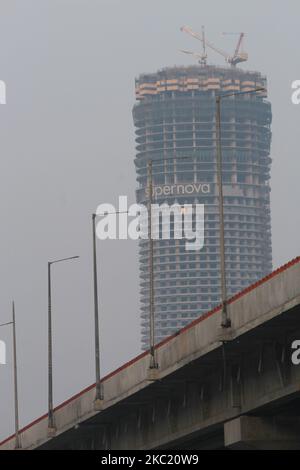 Vue sur un chantier en cours de construction par un jour trouble, la qualité de l'air se détériore et de la mousse toxique flotte sur la surface de la rivière Yamuna, dans la région de Kalindi Kunj, à 16 octobre 2020, à New Delhi, en Inde. La capitale nationale est témoin d'un pic de la pollution atmosphérique presque chaque année en hiver en raison de diverses conditions, notamment l'activité de construction et la combustion des chaumes dans les États voisins. (Photo de Mayank Makhija/NurPhoto) Banque D'Images