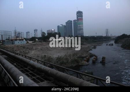 Vue sur un chantier en cours de construction par un jour trouble, la qualité de l'air se détériore et de la mousse toxique flotte sur la surface de la rivière Yamuna, dans la région de Kalindi Kunj, à 16 octobre 2020, à New Delhi, en Inde. La capitale nationale est témoin d'un pic de la pollution atmosphérique presque chaque année en hiver en raison de diverses conditions, notamment l'activité de construction et la combustion des chaumes dans les États voisins. (Photo de Mayank Makhija/NurPhoto) Banque D'Images