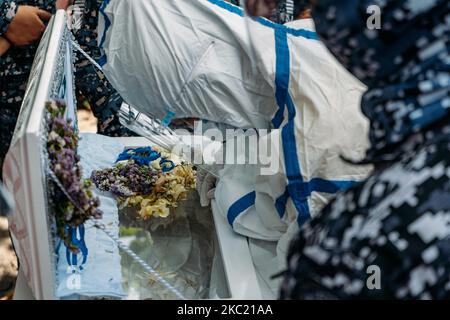 La détenue politique Reina Mae Nasino, portant un équipement de protection complet et des menottes, dit son dernier Au revoir à son bébé River de trois mois au cimetière nord de Manille, Philippines, 16 octobre 2020. (Photo de Mohd Sarajan/NurPhoto) Banque D'Images