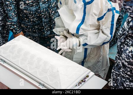 La détenue politique Reina Mae Nasino, portant un équipement de protection complet et des menottes, dit son dernier Au revoir à son bébé River de trois mois au cimetière nord de Manille, Philippines, 16 octobre 2020. (Photo de Mohd Sarajan/NurPhoto) Banque D'Images