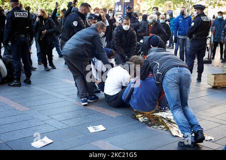 Les policiers se repoussent depuis les portes d'entrée du Zara. Des membres et des activistes de l'ONG XR (rébellion d'extinction) et des jeunes pour le climat ont organisé une journée nationale de protestation contre la mode rapide. Ils ont bloqué les portes d'entrée d'un magasin Zara se faisant enchaîner devant le magasin et ont été délogés par la police après deux heures. Ils veulent sensibiliser à l'empreinte carbone et à l'empreinte écologique de la mode rapide. Des actions similaires ont eu lieu ailleurs en France. Sur 17 octobre 2020 à Toulouse (photo d'Alain Pitton/NurPhoto) Banque D'Images