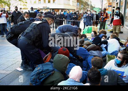 Les policiers extraient des militants enchaînés aux portes d'entrée du magasin Zara. Des membres et des activistes de l'ONG XR (rébellion d'extinction) et des jeunes pour le climat ont organisé une journée nationale de protestation contre la mode rapide. Ils ont bloqué les portes d'entrée d'un magasin Zara se faisant enchaîner devant le magasin et ont été délogés par la police après deux heures. Ils veulent sensibiliser à l'empreinte carbone et à l'empreinte écologique de la mode rapide. Des actions similaires ont eu lieu ailleurs en France. Sur 17 octobre 2020 à Toulouse (photo d'Alain Pitton/NurPhoto) Banque D'Images