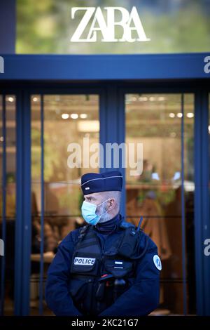 Un policier se tient devant le magasin Zara. Des membres et des activistes de l'ONG XR (rébellion d'extinction) et des jeunes pour le climat ont organisé une journée nationale de protestation contre la mode rapide. Ils ont bloqué les portes d'entrée d'un magasin Zara se faisant enchaîner devant le magasin et ont été délogés par la police après deux heures. Ils veulent sensibiliser à l'empreinte carbone et à l'empreinte écologique de la mode rapide. Des actions similaires ont eu lieu ailleurs en France. Sur 17 octobre 2020 à Toulouse (photo d'Alain Pitton/NurPhoto) Banque D'Images