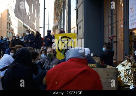 Activistes enchaînés aux portes d'entrée de la boutique Zara. Des membres et des activistes de l'ONG XR (rébellion d'extinction) et des jeunes pour le climat ont organisé une journée nationale de protestation contre la mode rapide. Ils ont bloqué les portes d'entrée d'un magasin Zara se faisant enchaîner devant le magasin et ont été délogés par la police après deux heures. Ils veulent sensibiliser à l'empreinte carbone et à l'empreinte écologique de la mode rapide. Des actions similaires ont eu lieu ailleurs en France. Sur 17 octobre 2020 à Toulouse (photo d'Alain Pitton/NurPhoto) Banque D'Images