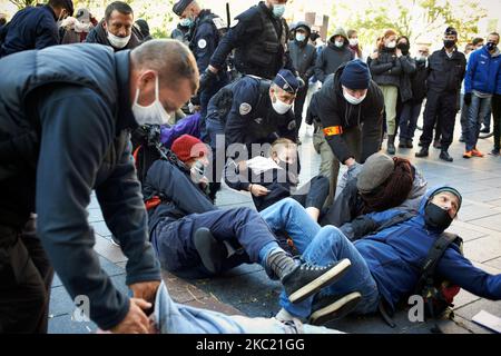 Les policiers extraient des militants enchaînés aux portes d'entrée du magasin Zara. Des membres et des activistes de l'ONG XR (rébellion d'extinction) et des jeunes pour le climat ont organisé une journée nationale de protestation contre la mode rapide. Ils ont bloqué les portes d'entrée d'un magasin Zara se faisant enchaîner devant le magasin et ont été délogés par la police après deux heures. Ils veulent sensibiliser à l'empreinte carbone et à l'empreinte écologique de la mode rapide. Des actions similaires ont eu lieu ailleurs en France. Sur 17 octobre 2020 à Toulouse (photo d'Alain Pitton/NurPhoto) Banque D'Images