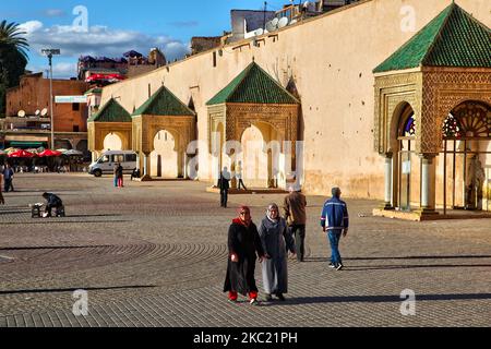 Les gens se promènent sur la place principale de la ville de Meknes, au Maroc, en Afrique. Meknes est l'une des quatre villes impériales du Maroc, située dans le centre nord du Maroc et la sixième ville par population du royaume. (Photo de Creative Touch Imaging Ltd./NurPhoto) Banque D'Images