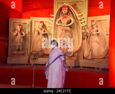 Le ministre en chef du Bengale occidental, Mamata Banerjee, inaugure la plate-forme temporaire d'une communauté, Durga Puja pandal, est décoré à Kolkata, en Inde, le 17th octobre 2020. (Photo de Sonali Pal Chaudhury/NurPhoto) Banque D'Images