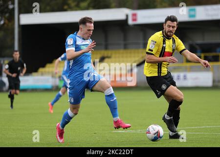 Josh Kay de Barrow en action avec la salle Connor de la ville de Harrogate lors du match de la Sky Bet League 2 entre Harrogate Town et Barrow à Wetherby Road, Harrogate, Angleterre, le 17th octobre 2020. (Photo de Mark Fletcher/MI News/NurPhoto) Banque D'Images