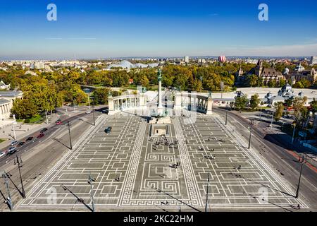 Photo panoramique en grand angle de la place des héros, Budapest, Hongrie Banque D'Images