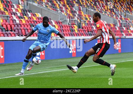 Amadou Bakayoko, Ethan Pinnock pendant le match de championnat de pari de ciel entre Brentford et Coventry City au stade communautaire de Brentford sur 17 octobre 2020 à Brentford, Angleterre. (Photo par MI News/NurPhoto) Banque D'Images