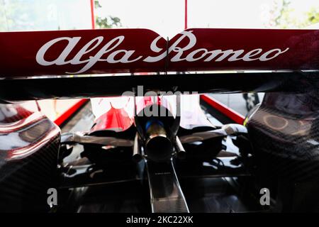 Le logo alfa Romeo est visible sur la Formule 1 Sauber C-37 dans la décoration d'Alfa Romeo Racing-Ferrari, dans la vitrine d'une station-service de Cracovie, en Pologne, sur 13 septembre 2020. (Photo de Jakub Porzycki/NurPhoto) Banque D'Images