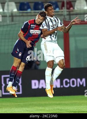 Danilo Luiz da Silva du FC Juventus pendant la série Un match entre le FC Crotone et le FC Juventus sur le stade 17 octobre 2020 'Ezio Scida' à Crotone, Italie (photo de Gabriele Maricchiolo/NurPhoto) Banque D'Images