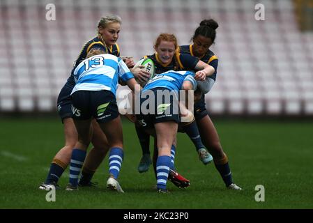 Caity Mattinson de Worcester Warriors Women est affrontée par Linzi Taylor et Jess Cooksey de Darlington Mowden Park Sharks lors du match FÉMININ ALLIANZ PREMIER 15S entre Darlington Mowden Park Sharks et Worcester Warriors à la Northern Echo Arena, Darlington, le samedi 17th octobre 2020. (Photo de Chris Booth/MI News/NurPhoto) Banque D'Images