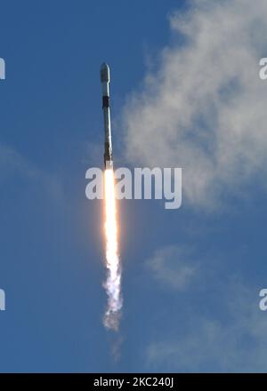 Une fusée SpaceX Falcon 9 transportant le lot de 14th de 60 satellites Internet Starlink est lancée à partir du PAD 39A au Centre spatial Kennedy sur 18 octobre 2020 à Cape Canaveral, en Floride. Après le lancement, SpaceX a récupéré la première fusée de rappel sur un drone dans l'océan Atlantique. (Photo de Paul Hennessy/NurPhoto) Banque D'Images