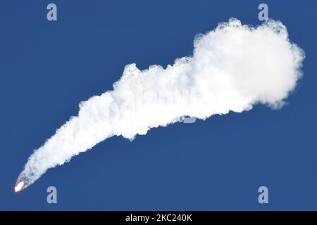 Une fusée SpaceX Falcon 9 transportant le lot de 14th de 60 satellites Internet Starlink est lancée à partir du PAD 39A au Centre spatial Kennedy sur 18 octobre 2020 à Cape Canaveral, en Floride. Après le lancement, SpaceX a récupéré la première fusée de rappel sur un drone dans l'océan Atlantique. (Photo de Paul Hennessy/NurPhoto) Banque D'Images