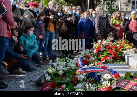 Les gens se sont réunis à Nantes, en France, sur 18 octobre 2020 pour rendre hommage à Samuel Paty, professeur d'histoire au Collège du Bois d'Aune à Conflans-Sainte-Honorine, Décapité le 16 octobre 2020 par un islamiste d'origine tchétchène qui l'a reproché d'avoir montré à ses élèves des caricatures du prophète Mahomet publiées par Charlie Hebdo au cours d'un cours sur la liberté d'expression et le droit au blasphème. Au-delà de l'hommage rendu à la victime de cette attaque, ce rassemblement initié par les syndicats dont le SNES-FSU visait à soutenir la profession enseignante, la liberté d'expression et à réaffirmer le RE Banque D'Images