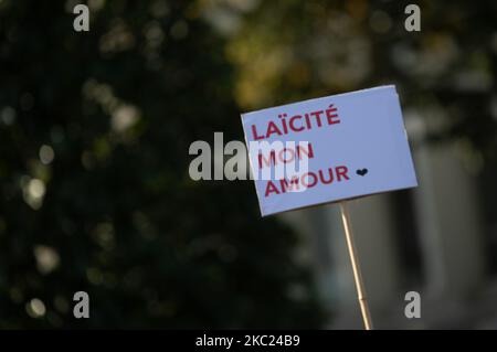 Les gens se sont réunis à Nantes, en France, sur 18 octobre 2020 pour rendre hommage à Samuel Paty, professeur d'histoire au Collège du Bois d'Aune à Conflans-Sainte-Honorine, Décapité le 16 octobre 2020 par un islamiste d'origine tchétchène qui l'a reproché d'avoir montré à ses élèves des caricatures du prophète Mahomet publiées par Charlie Hebdo au cours d'un cours sur la liberté d'expression et le droit au blasphème. Au-delà de l'hommage rendu à la victime de cette attaque, ce rassemblement initié par les syndicats dont le SNES-FSU visait à soutenir la profession enseignante, la liberté d'expression et à réaffirmer le RE Banque D'Images