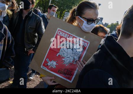 Les gens se sont réunis à Nantes, en France, sur 18 octobre 2020 pour rendre hommage à Samuel Paty, professeur d'histoire au Collège du Bois d'Aune à Conflans-Sainte-Honorine, Décapité le 16 octobre 2020 par un islamiste d'origine tchétchène qui l'a reproché d'avoir montré à ses élèves des caricatures du prophète Mahomet publiées par Charlie Hebdo au cours d'un cours sur la liberté d'expression et le droit au blasphème. Au-delà de l'hommage rendu à la victime de cette attaque, ce rassemblement initié par les syndicats dont le SNES-FSU visait à soutenir la profession enseignante, la liberté d'expression et à réaffirmer le RE Banque D'Images