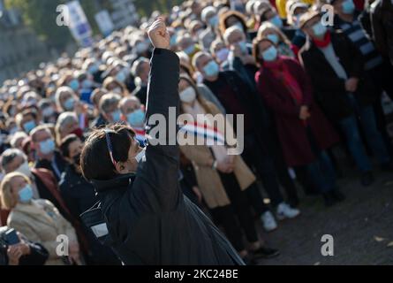 Les gens se sont réunis à Nantes, en France, sur 18 octobre 2020 pour rendre hommage à Samuel Paty, professeur d'histoire au Collège du Bois d'Aune à Conflans-Sainte-Honorine, Décapité le 16 octobre 2020 par un islamiste d'origine tchétchène qui l'a reproché d'avoir montré à ses élèves des caricatures du prophète Mahomet publiées par Charlie Hebdo au cours d'un cours sur la liberté d'expression et le droit au blasphème. Au-delà de l'hommage rendu à la victime de cette attaque, ce rassemblement initié par les syndicats dont le SNES-FSU visait à soutenir la profession enseignante, la liberté d'expression et à réaffirmer le RE Banque D'Images