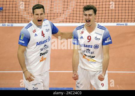 Jan Kozamernik, d'Allianz Powervolley Milano, et Jean Patry, d'Allianz Powervolley Milano, célèbrent le match Volley Superlega entre Allianz Powervolley Milano et NBV Verona à Allianz Cloud on 18 octobre 2020 à Milan, en Italie. (Photo de Giuseppe Cottini/NurPhoto) Banque D'Images