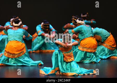 Les filles tamoules effectuent une danse traditionnelle au cours d'un programme culturel célébrant le Festival pongal thaïlandais à Markham, Ontario, Canada, on 13 janvier 2019. Le festival de Thai Pongal est un festival d'action de grâce qui honore le Dieu Soleil (Lord Surya) et célèbre une récolte réussie. (Photo de Creative Touch Imaging Ltd./NurPhoto) Banque D'Images