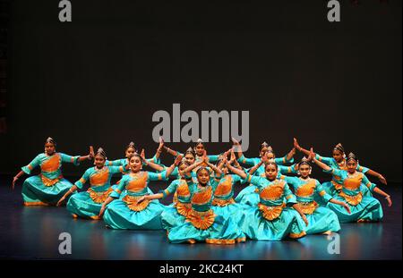 Les filles tamoules effectuent une danse traditionnelle au cours d'un programme culturel célébrant le Festival pongal thaïlandais à Markham, Ontario, Canada, on 13 janvier 2019. Le festival de Thai Pongal est un festival d'action de grâce qui honore le Dieu Soleil (Lord Surya) et célèbre une récolte réussie. (Photo de Creative Touch Imaging Ltd./NurPhoto) Banque D'Images