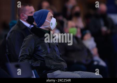 Les membres du public ont vu regarder le concert d'action de grâce pour le pontificat de Jean-Paul II et à l'occasion de son anniversaire de 100th organisé sur la place du marché de Wadowice. Malgré les restrictions sanitaires et épidémiques imposées par la deuxième vague de coronavirus, plus de 200 personnes ont assisté au concert organisé par les organisateurs comme événement religieux et diffusé en direct sur TVP1. Dimanche, 18 octobre 2020, à Wadowice, petite Pologne Voivodeship, Pologne. (Photo par Artur Widak/NurPhoto) Banque D'Images