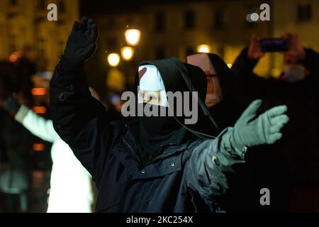 Une religieuse portant un masque protecteur a vu danser pendant le concert d'action de grâce pour le pontificat de Jean-Paul II et à l'occasion de son anniversaire de 100th organisé sur la place du marché de Wadowice. Malgré les restrictions sanitaires et épidémiques imposées par la deuxième vague de coronavirus, plus de 200 personnes ont assisté au concert organisé par les organisateurs comme événement religieux et diffusé en direct sur TVP1. Dimanche, 18 octobre 2020, à Wadowice, petite Pologne Voivodeship, Pologne. (Photo par Artur Widak/NurPhoto) Banque D'Images