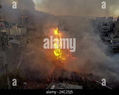 Le jour où la révolte sociale a commencé au Chili, un incendie a éclaté dans la paroisse d'Asunción, dans le centre-ville de Santiago, au Chili, sur 18 octobre 2020. (Photo de Felipe Figueroa/Nurphoto) Banque D'Images