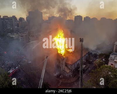 Le jour où la révolte sociale a commencé au Chili, un incendie a éclaté dans la paroisse d'Asunción, dans le centre-ville de Santiago, au Chili, sur 18 octobre 2020. (Photo de Felipe Figueroa/Nurphoto) Banque D'Images