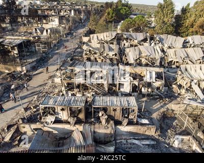 Vue panoramique depuis un drone des suites du premier incendie dans le camp de réfugiés de Moria et les oliveraies voisines. Des milliers de demandeurs d'asile ont vécu après l'incendie sur le bord de la route dans des tentes de fortune, ont été transférés au nouveau camp de réfugiés à Kara Tepe - Mavrovouni, une ancienne zone militaire, champ de tir de l'armée hellénique, près de la ville de Mytilène dans l'île de Lesbos en Grèce. Le nouveau camp temporaire Kara Tepe a été créé après le feu de 9 septembre 2020, lorsque l'un des plus grands camps de réfugiés d'Europe, Moria hotspot (centre d'accueil, d'identification et d'enregistrement) a été brûlé. Al Banque D'Images