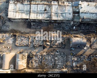 Vue panoramique depuis un drone des suites du premier incendie dans le camp de réfugiés de Moria et les oliveraies voisines. Des milliers de demandeurs d'asile ont vécu après l'incendie sur le bord de la route dans des tentes de fortune, ont été transférés au nouveau camp de réfugiés à Kara Tepe - Mavrovouni, une ancienne zone militaire, champ de tir de l'armée hellénique, près de la ville de Mytilène dans l'île de Lesbos en Grèce. Le nouveau camp temporaire Kara Tepe a été créé après le feu de 9 septembre 2020, lorsque l'un des plus grands camps de réfugiés d'Europe, Moria hotspot (centre d'accueil, d'identification et d'enregistrement) a été brûlé. Al Banque D'Images