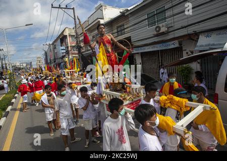 Les dévotés thaïlandais défilent dans la ville lors d'un rituel végétarien au Sanctuaire SAPAM de 19 octobre 2020 à Phuket, en Thaïlande. Le festival végétarien annuel de Phuket aura lieu de 17 octobre à 25th. Également connu sous le nom de neuf Emperor Gods Festival, les passionnés participant au festival s'abstiennent de manger de la viande, de boire de l'alcool, et là à d'autres exigences pendant la durée du festival. Les médiums d'esprit connus sous le nom de chant d'homme sont soupçonnés de devenir possédés avec des esprits bienveillants, en allant dans une trace et en prenant part à des actes extrêmes de piercing dans leurs visages. Ces actes sont destinés à conduire awa Banque D'Images