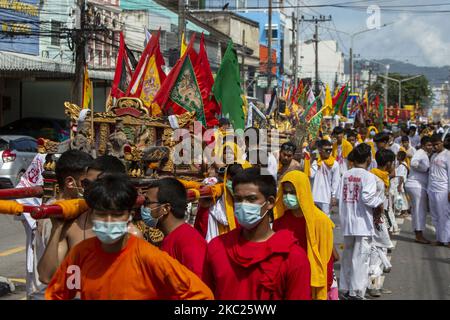 Les dévotés thaïlandais défilent dans la ville lors d'un rituel végétarien au Sanctuaire SAPAM de 19 octobre 2020 à Phuket, en Thaïlande. Le festival végétarien annuel de Phuket aura lieu de 17 octobre à 25th. Également connu sous le nom de neuf Emperor Gods Festival, les passionnés participant au festival s'abstiennent de manger de la viande, de boire de l'alcool, et là à d'autres exigences pendant la durée du festival. Les médiums d'esprit connus sous le nom de chant d'homme sont soupçonnés de devenir possédés avec des esprits bienveillants, en allant dans une trace et en prenant part à des actes extrêmes de piercing dans leurs visages. Ces actes sont destinés à conduire awa Banque D'Images