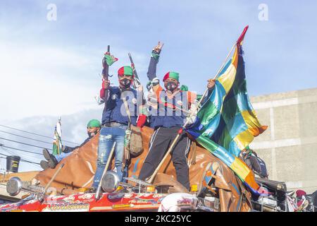 Plusieurs autochtones du minga arrivent à Bogotá. Une caravane de 8 000 autochtones, membres des réserves Valle et Cauca, constitue le minga indigène qui est arrivé ce dimanche après-midi dans une caravane pour rencontrer le Président Iván Duque. (Photo de Daniel Garzon Herazo/NurPhoto) Banque D'Images