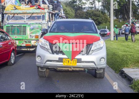 Plusieurs autochtones du minga arrivent à Bogotá. Une caravane de 8 000 autochtones, membres des réserves Valle et Cauca, constitue le minga indigène qui est arrivé ce dimanche après-midi dans une caravane pour rencontrer le Président Iván Duque. (Photo de Daniel Garzon Herazo/NurPhoto) Banque D'Images