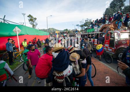 Des milliers d'autochtones de la région de Cauca, en Colombie, sont arrivés au complexe sportif 'Palacio de los Deportes' après une semaine sur les routes colombiennes pour protester contre les massacres et le gouvernement de l'ancien président Ivan Duque Marquez, le 18 octobre 2020 à Bogota, en Colombie. Tribus indigènes de l'organisation du CRIC où reçu par l'ancien maire de Bogota, Claudia Lopez. (Photo par Sebastian Barros/NurPhoto) Banque D'Images