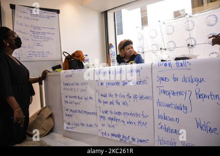 Un panéliste du Global Shapers Lagos Hub s’est exprimé devant le public, lors d’un dialogue intergénérationnel sur le thème « la perspective d’un grand Nigeria ensemble » à Lagos sur 19 octobre 2020. À la suite des protestations généralisées à Lagos et dans tout le pays contre la brutalité policière, les exécutions extrajudiciaires et l'impunité, le centre de Lagos de la communauté mondiale des couches (GSC) reconnaît l'occasion sans précédent pour les personnes de tous âges de se réunir pour construire l'avenir du Nigeria. La communauté mondiale des couches est une initiative du Forum économique mondial avec une adhésion de jeunes dynamiques âgés de 22-33 ans committe Banque D'Images