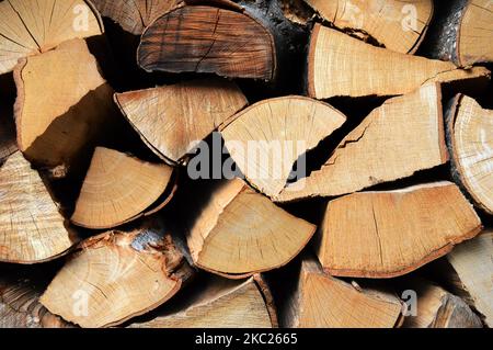 Bûches de bois de chauffage hachées sur la pile Banque D'Images