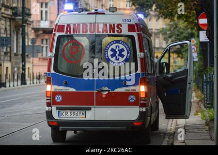 Une ambulance vue dans le centre-ville de Cracovie. Le nombre de personnes infectées par le COVID-19 à Cracovie et le petit Voïvodeship de Pologne ne cesse de croître. Aujourd'hui, le ministère de la Santé a signalé 7 482 nouveaux cas en Pologne (dont 1 204 dans le Voïvodeship de la petite Pologne) et 23 décès (dont 8 dans le Voïvodeship de la petite Pologne). Sur 19 octobre 2020, à Cracovie, en Pologne. (Photo par Artur Widak/NurPhoto) Banque D'Images