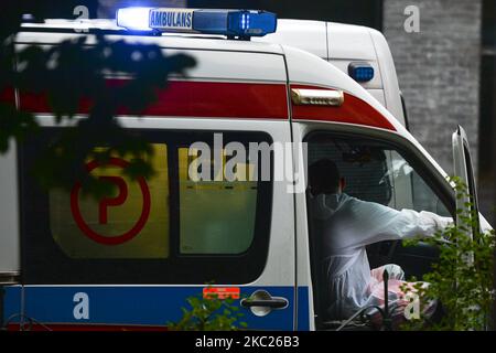 Une ambulance vue dans le centre-ville de Cracovie. Le nombre de personnes infectées par le COVID-19 à Cracovie et le petit Voïvodeship de Pologne ne cesse de croître. Aujourd'hui, le ministère de la Santé a signalé 7 482 nouveaux cas en Pologne (dont 1 204 dans le Voïvodeship de la petite Pologne) et 23 décès (dont 8 dans le Voïvodeship de la petite Pologne). Sur 19 octobre 2020, à Cracovie, en Pologne. (Photo par Artur Widak/NurPhoto) Banque D'Images