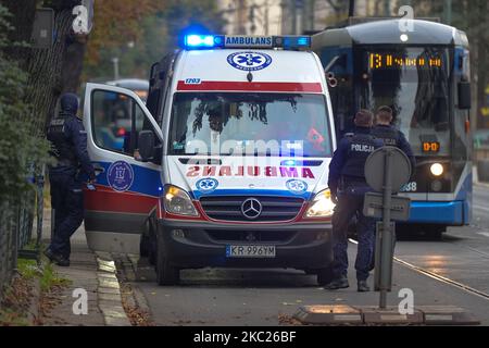 Une ambulance vue dans le centre-ville de Cracovie. Le nombre de personnes infectées par le COVID-19 à Cracovie et le petit Voïvodeship de Pologne ne cesse de croître. Aujourd'hui, le ministère de la Santé a signalé 7 482 nouveaux cas en Pologne (dont 1 204 dans le Voïvodeship de la petite Pologne) et 23 décès (dont 8 dans le Voïvodeship de la petite Pologne). Sur 19 octobre 2020, à Cracovie, en Pologne. (Photo par Artur Widak/NurPhoto) Banque D'Images